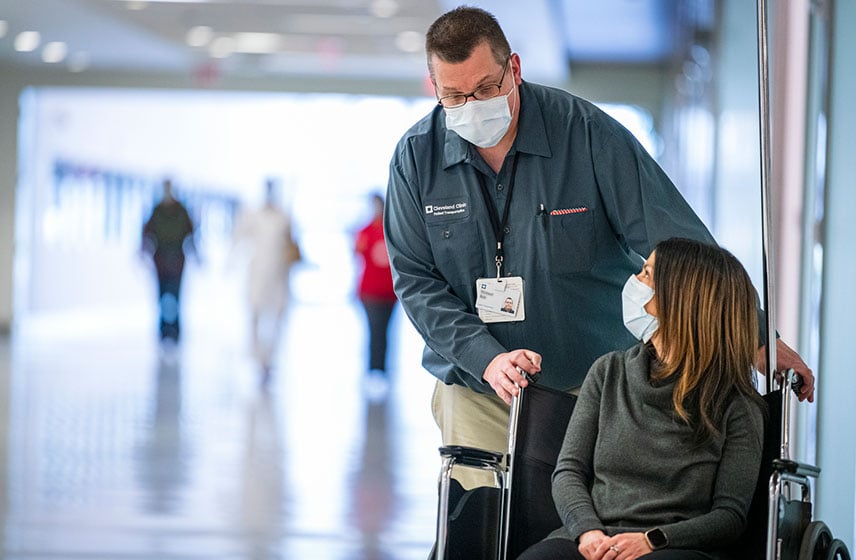 BOB买球平台克利夫兰诊所的护理人员帮助坐在轮椅上的病人