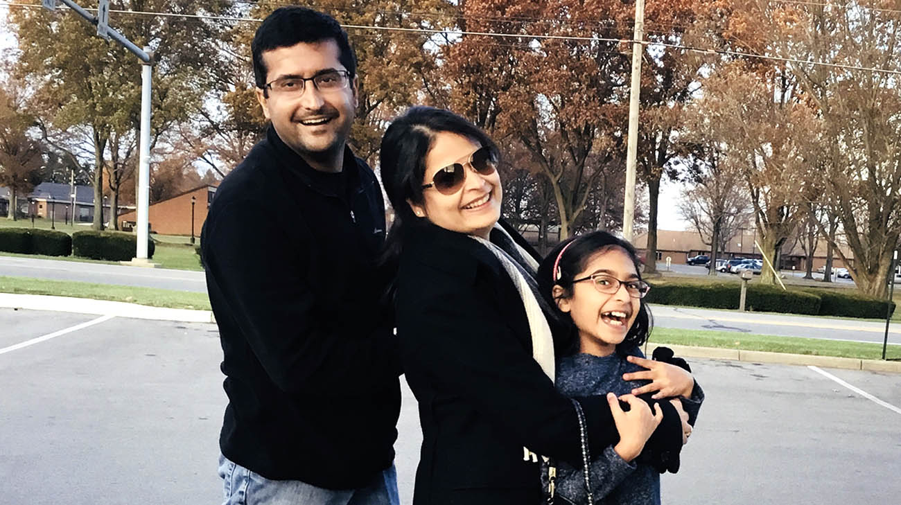 肺移植接受者Ajit Tolani和他的妻子和女儿。