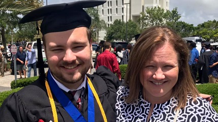 佩吉和她的儿子乔什在大学毕业典礼上。(由佩奇·杰罗姆提供)