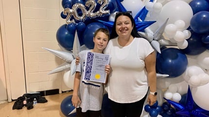 病人JoAnn Burrow和她的儿子在小学毕业典礼上合影。