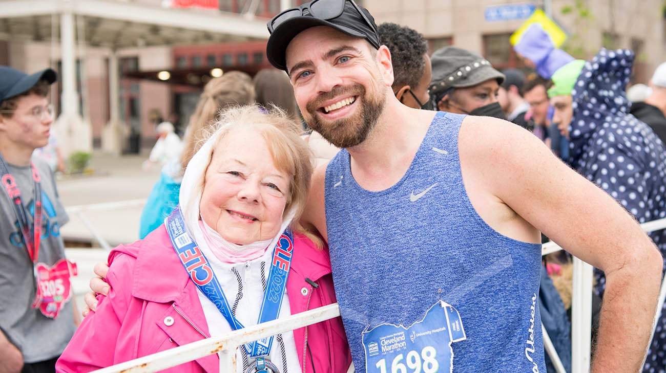 琳达的儿子在她双肺移植一周年前后参加了克利夫兰马拉松。