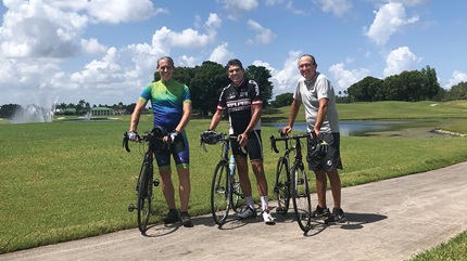 Rodriguez医生与Brozzi医生(左)和Bush医生(右)一起骑自行车