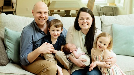 马洛里和她的家人在她在克利夫兰诊所接受手术治疗脑动脉瘤。BOB买球平台