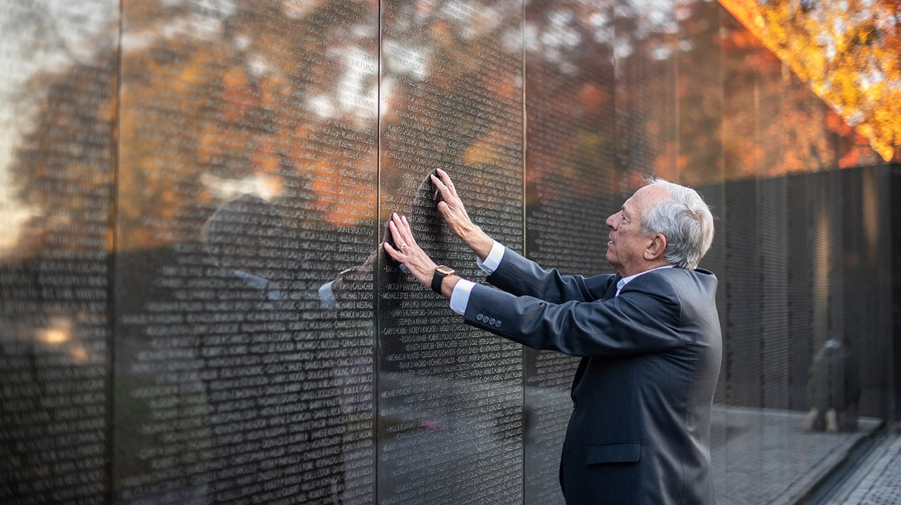 简·斯克鲁格斯每周都会去越南老兵纪念墙。