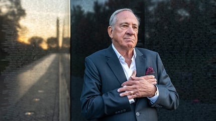 扬·斯克鲁格斯在1979年创建了越南退伍军人纪念基金，以实现他对隔离墙的愿景。