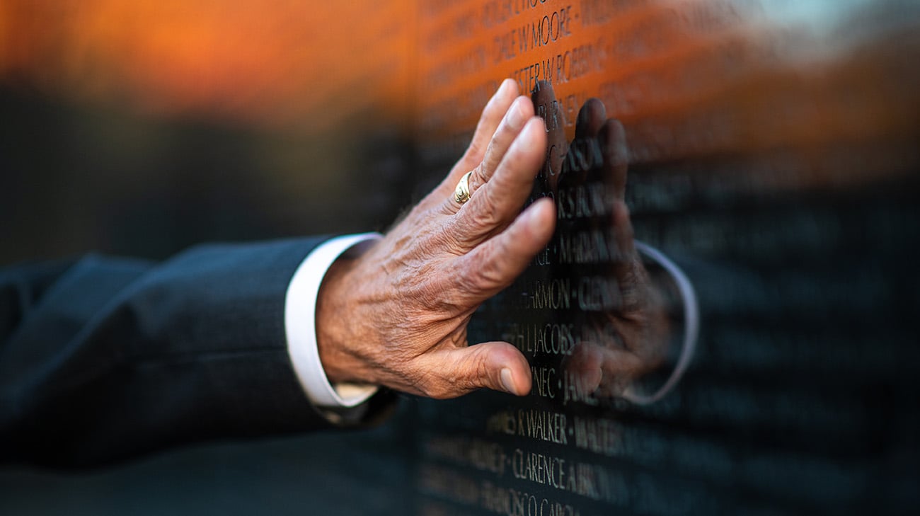 简·斯克鲁格斯和越战老兵纪念碑。