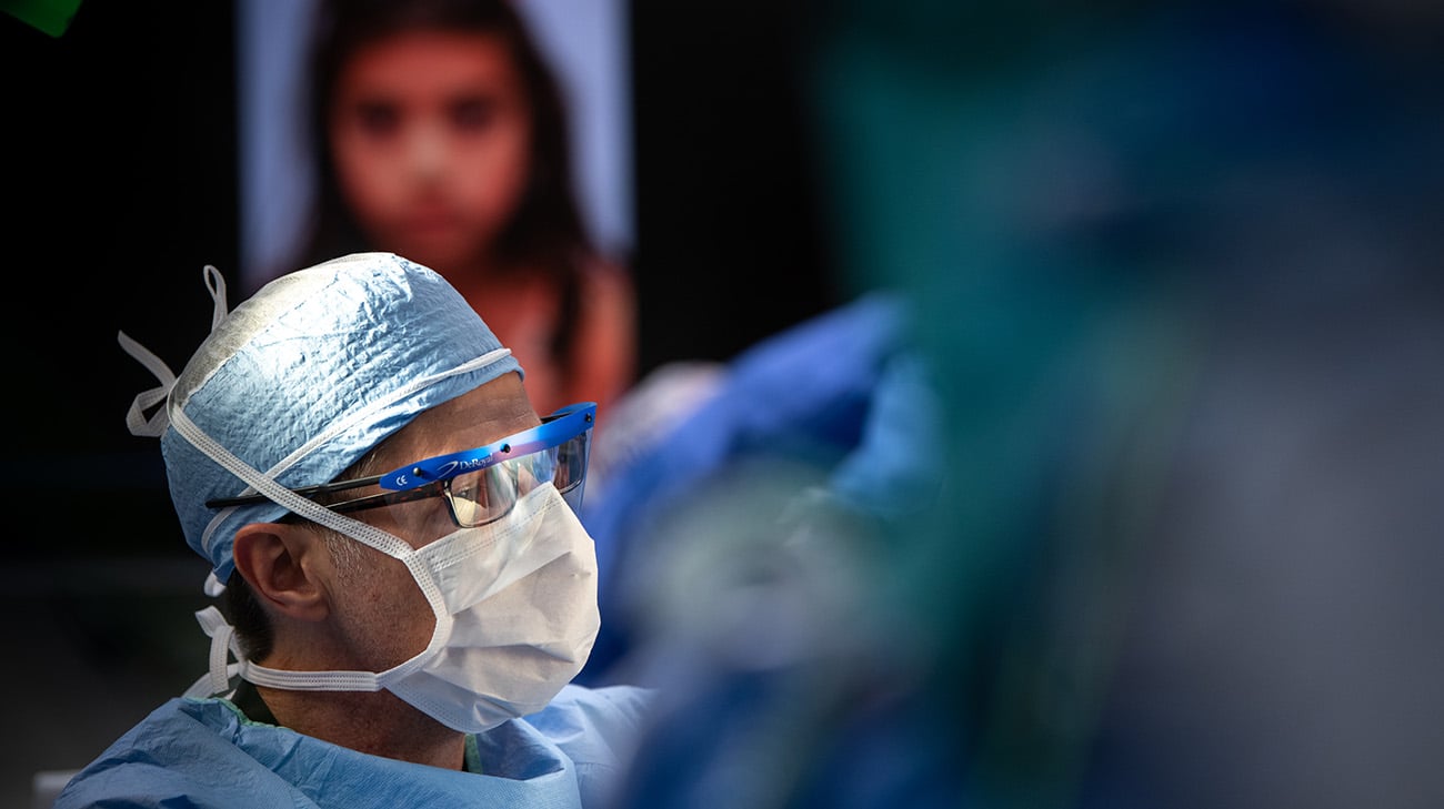 Patrick Byrne医生和团队于2021年6月为Nicole Serna-Gonzalez进行了12小时的面部重建手术。