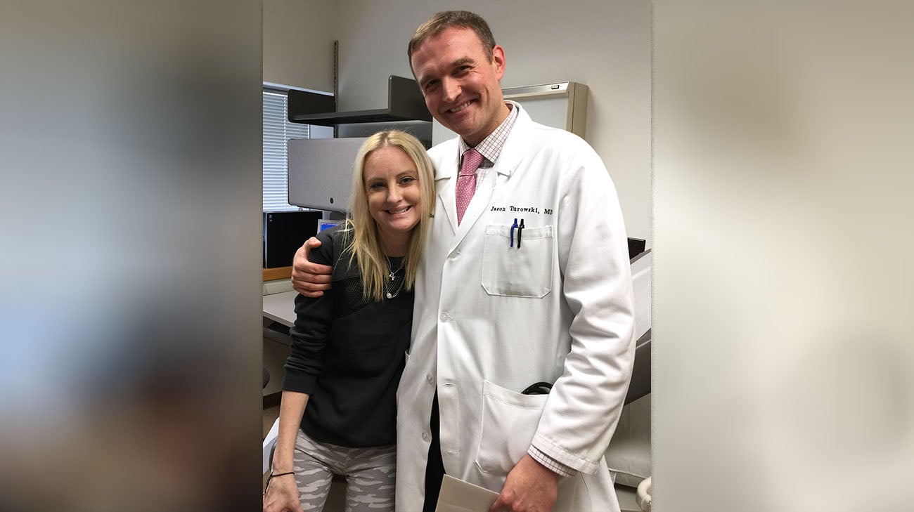 凯蒂和克利夫兰诊所BOB买球平台的杰森·图罗夫斯基医生在凯蒂接受双肺移植手术后。