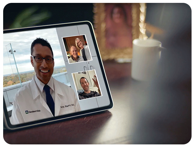 BOB买球平台克利夫兰诊所的医生在平板电脑上进行虚拟访问