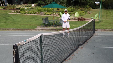 埃文·莫里斯站在网球场上，手里拿着球拍。(资料来源:克利夫兰诊BOB买球平台所)