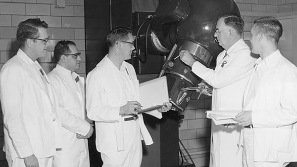 医学博士奥托·格拉瑟(Otto Glasser)发明了一种精确测量在当时被称为伦琴射线治疗(癌症放射治疗)期间给予患者的辐射剂量的方法。这种开创性的设备被称为剂量计。